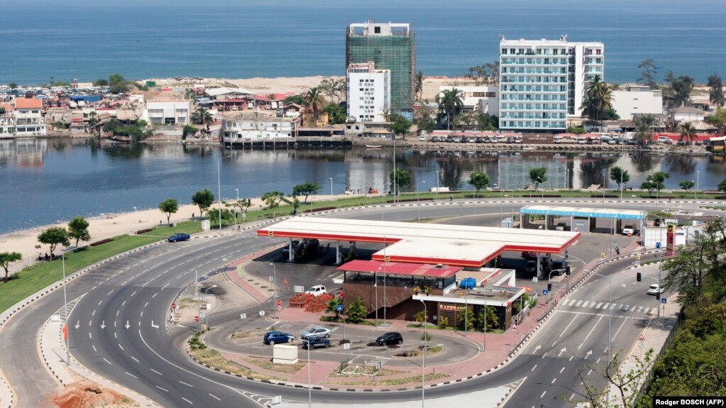Au premier plan, une station d'essence de la Sonangol à Luanda, capitale d'Angola, le 11 novembre 2018.