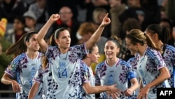 La defensora Laia Codina (14) celebra tras anotar el cuarto gol de España contra Suiza durante la copa mundial de fútbol femenino el 5 de agosto de 2023 en el Eden Park de Auckland. (Foto de Saeed KHAN / AFP)