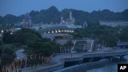 12일 미북정상회담이 열린 싱가포르 센토사 섬에서 보행자들이 산책로를 따라 걷고 있다. 