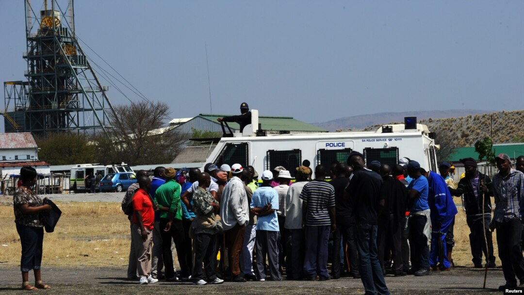 Striking workers of the Anglo American Platinum (Amplats) move from shaft to shaft to call on their colleagues to stop working in Rustenburg, September 12, 2012. 