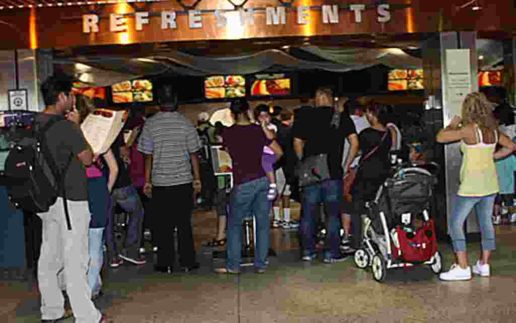 Dentro de la isla, también hay un restaurante en donde puedes encontrar casi de todo, y una tienda para comprar recuerdos de tu visita al lugar.