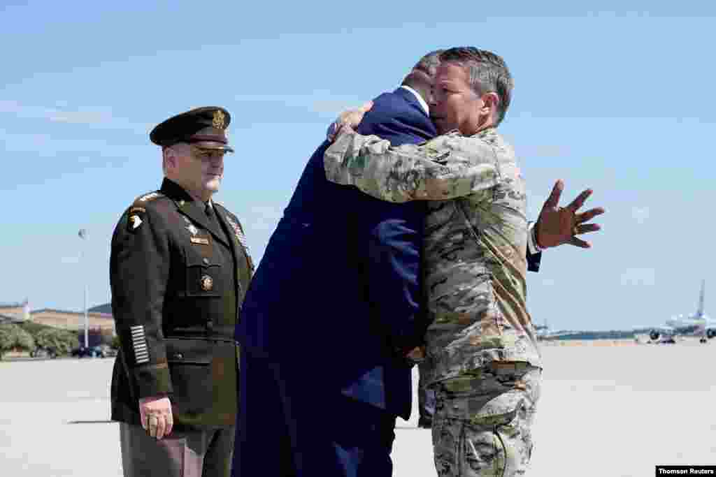 아프가니스탄에서 임무를 마치고 돌아온 오스틴 스콧 밀러 아프간 주둔 미군 및 북대서양조약기구(NATO) 사령관(오른쪽)이 앤드류스 미 공군기지에서 로이드 오스틴 국방장관의 환영을 받고 있다. 