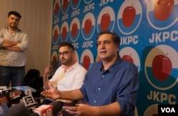 De Volksconferentie van Jammu en Kasjmir (JKPC), geleid door de separatistische en mainstream-politicus Sajad Lone, hield op 5 september 2024 een persconferentie in Srinagar. (Wasim Nabi voor VOA)