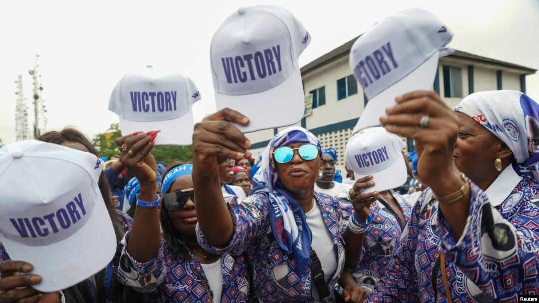 Supporters of the leader of Liberia's ruling party Coalition for Democratic Change , President and former soccer player George Weah, holds their caps as they attend to his final campaign rally for the presidential elections in Monrovia, Liberia October 8, 2023. 