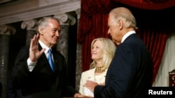 El vicepresidente Joe Biden toma juramento al nuevo senador de Masachusetts, Ed Markey. La biblia la sostiene Susan Blumenthal,esposa de Markey.