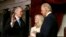 El vicepresidente Joe Biden toma juramento al nuevo senador de Masachusetts, Ed Markey. La biblia la sostiene Susan Blumenthal,esposa de Markey.