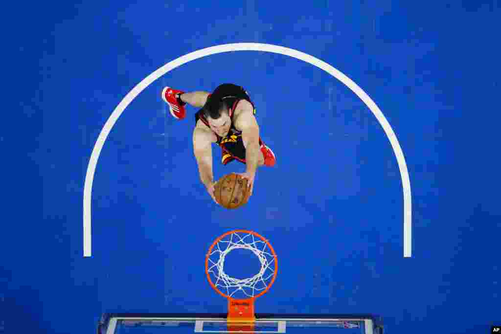 미국 필라델피아에서 열린 필라델피아와 애틀랜타의 미국프로농구, NBA 플레이오프 경기에서 애틀랜타의 다닐로 갈리나리 선수가 덩크슛을 하고 있다.