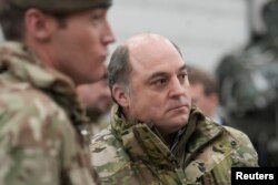 Menteri Pertahanan Inggris Ben Wallace bertemu dengan pasukan Inggris di Tapa Army Base, Estonia, 19 Januari 2023. (Foto: REUTERS/Ints Kalnins)