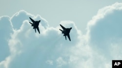 پرواز میگ‌های نیروی هوایی اسلواکی بر فراز فرودگاه این کشور. اوت ۲۰۲۲.