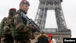 Efectivos franceses aumentaron la seguridad en sitios turísticos franceses tras ataque a publicación satírica.