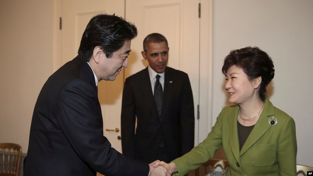 南韓總統朴槿惠(右)與日本首相安倍晉三(左)