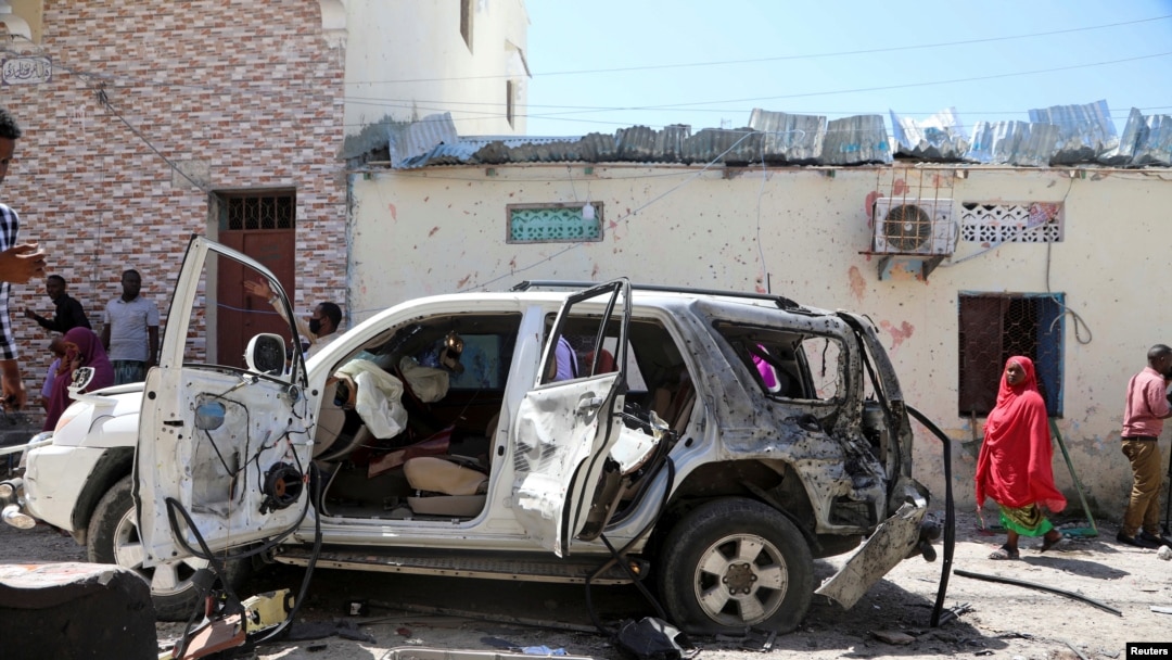 ئۆتۆمبێلی محەمەد ئیبراهیم موعەلمو وتەبێژی حکومەتی سۆماڵ لە شوێنی تەقینەوەکە لە مۆقادیشۆ
