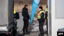 Polisi Jerman memeriksa pengemudi truk yang akan masuk ke Breitenau, Jerman dari Republik Ceko (18/2). 