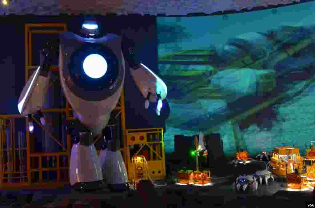 A giant robot at the expo, Yeosu, South Korea, June 9, 2012. (S.L. Herman/VOA) 