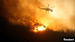 Con la ayuda de 19 helicópteros rocean sustancias retardantes el domingo en el centro de Idaho.