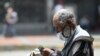 Un anciano caminando por Caracas después de que el gobierno en disputa relajara las medidas de la cuarentena para hacer frente al brote del coronavirus.