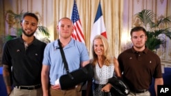 De izquierda a derecha: Anthony Sadler, aviador Spencer Stone, Embajadara Jane Hartley y guardia nacional Alek Skarlatos antes de una conferencia de prensa en la residencia de la embajadora Hartley en París.