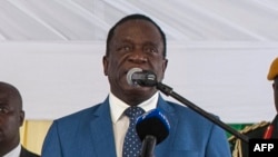 Le président zimbabwéen Emmerson Mnangagwa lors d'un rassemblement avec des hommes d'affaires zimbabwéens et des investisseurs étrangers à l'ambassade du Zimbabwe à Pretoria, en Afrique du Sud, le 21 décembre 2017.