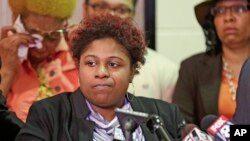 Photo d’archives: Samaria Rice, la mère de Tamir, un garçon de 12 ans abattu par un officier de police de Cleveland, prenant la parole lors d'une conférence de presse, 3 mars 2015 à Cleveland.