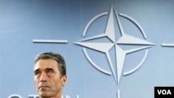 Sekjen NATO Jendral Anders Fogh Rasmussen memberikan sambutan dalam rapat NATO di Brussels (8/12).