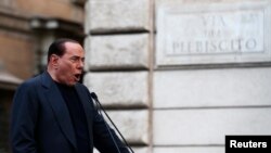 Mantan Perdana Menteri Italia Silvio Berlusconi berpidato dalam demonstrasi yang memrotes tuduhan kecurangan pajak terhadap dirinya (4/8).