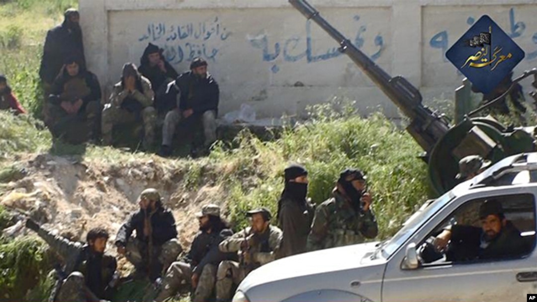 Foto yang dipasang di halaman Twitter Front al-Nusra yang terkait al-Qaida di Suriah, menunjukkan para pejuang kelompok tersebut di kota Jisr al-Shughour, provinsi Idlib, Suriah, April 2015.