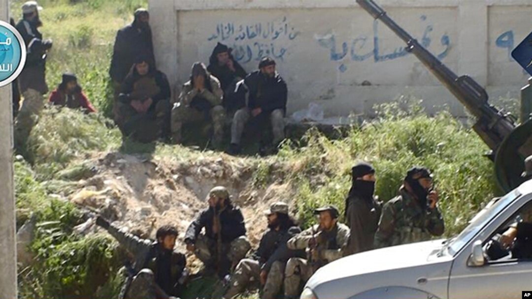 Gambar dari akun Twitter pemberontak Front al-Nusra menunjukkan para pejuang mereka di kota Jisr al-Shughour, provinsi Idlib, Suriah (25/4).