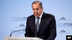 Menteri Luar Negeri Rusia Sergey Lavrov berbicara di Munich, Jerman, Sabtu (17/2). 