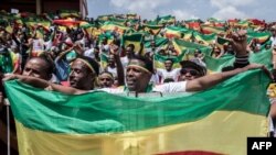 Les Ethiopiens agitent les drapeaux nationaux dans les rues d'Addis-Abeba, le 9 septembre 2018.