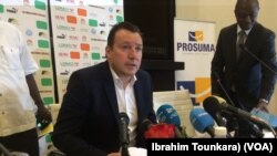 Marc Wilmots, le nouveau sélectionneur des Eléphants de la Côte d’Ivoire lors d’une conférence de presse à Abidjan, Côte d’Ivoire, 22 mars 2017. (VOA/Ibrahim Tounkara).