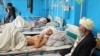 在阿富汗喀布尔机场外的致命袭击中受伤的男子躺在医院的床上。(2021年8月27日)