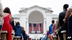 Le président Donald Trump a pris la parole au cimetière national d'Arlington le 28 mai 2018 à Arlington, en Virginie.