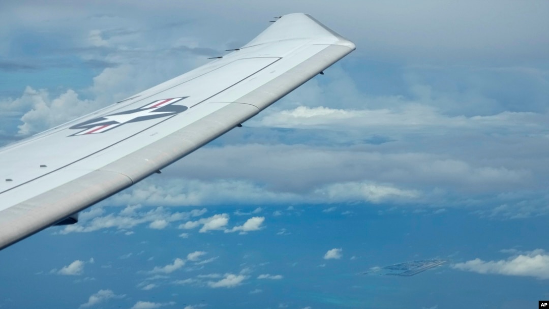 Sebuah pesawat pengintai P-8A Poseidon AS terbang di gugusan Pulau Spratly di Laut China Selatan pada 20 Maret 2022. (Foto: AP)