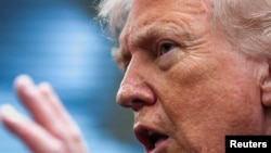 2026년 4월 6일, 트럼프 대통령이 백악관 기자회견에서 연설하며 손짓하고 있다. (사진: REUTERS/Evelyn Hockstein)