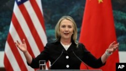 FILE - Ngoại trưởng Mỹ Hillary Clinton nói trong cuộc họp chung với Ngoại trưởng Trung Quốc Dương Khiết Trì tại Đại lễ đường Nhân dân ở Bắc Kinh.