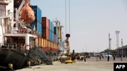 Des personnes chargent un cargo dans le port de Berbera au Somaliland, le 5 décembre 2015. Afp Photo / Zacharias Abubeker