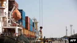 Des personnes chargent un cargo dans le port de Berbera au Somaliland, le 5 décembre 2015.