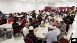 Berbuka dengan Muslim dari beragam latar belakang etnis dengan aneka masakan dari berbagai negara merupakan salah satu keunikan tradisi berpuasa di Amerika (foto: dok.).