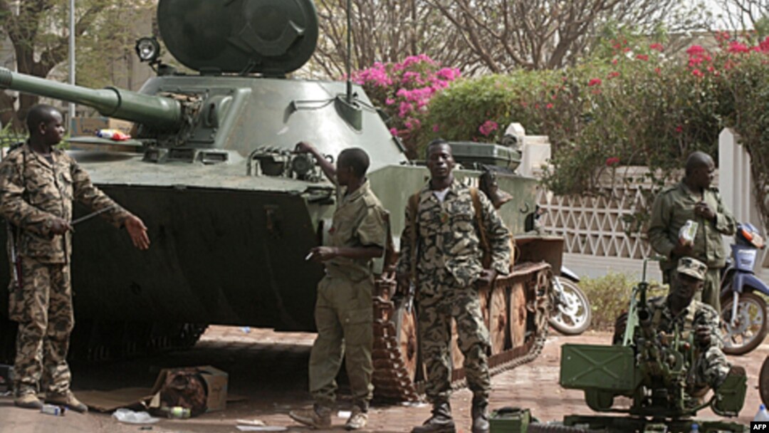 Tentara Mali melakukan penjagaan di depan Istana Presiden di Bamako (foto: dok). PBB mempertimbangkan pengiriman pasukan internasional untuk membantu Mali melawan pemberontak Islamis di Mali utara.