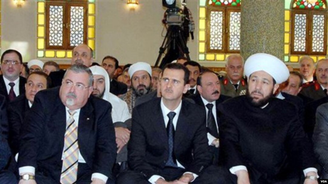 Presiden Bashar al-Assad (tengah) dan Mufti Agung Suriah Ahmad Badreddin Hassoun (kanan), ulama pendukung Assad, dalam sebuah acara di Damaskus (foto:dok).