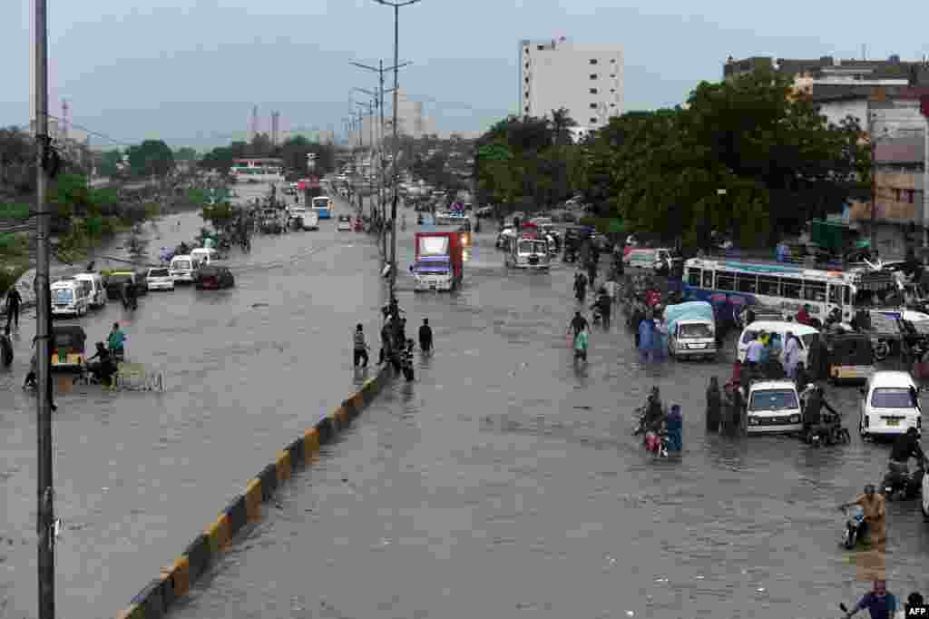 بارش سے زیادہ متاثر ہونے والی شاہراہوں میں شارع فیصل، ایم اے جناح روڈ، راشد منہاس روڈ، یونیورسٹی روڈ، شارع پاکستان، کورنگی روڈ، ایم آر کیانی روڈ، شاہ ولی اللہ روڈ، شہید ملت روڈ سمیت کئی دوسری سڑکیں شامل ہیں۔ 