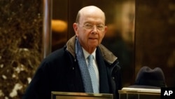 Calon Donald Trump untuk memimpin Departemen Perdagangan Amerika Serikat, Wilbur Ross di Trump Tower, New York, 15 Desember 2016 (Foto: dok). 