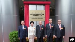 Tư liệu- Ông Trịnh Nhạn Hùng (Zheng Yanxiong), phải, ngày mở cửa Văn phòng Bảo vệ An ninh quốc gia ở Hong Kong, 8/7/2020. Bên cạnh ông là ông Luo Huining, Giám đốc Văn phòng liên lạc,Trưởng đặc khu Carrie Lam và hai quan chức khác. 