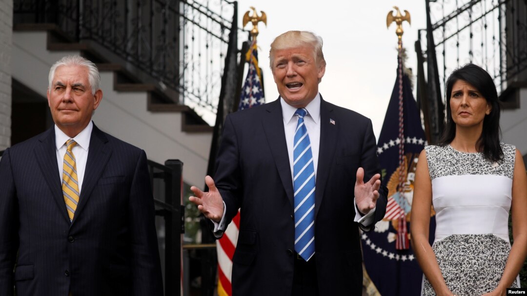 Shugaba Trump tareda sakataren harkokin wajen Amurka Rex Tillerson, da kuma jakadiyar Amurka a Majalisar Dinkin Duniya Nikki Haley.