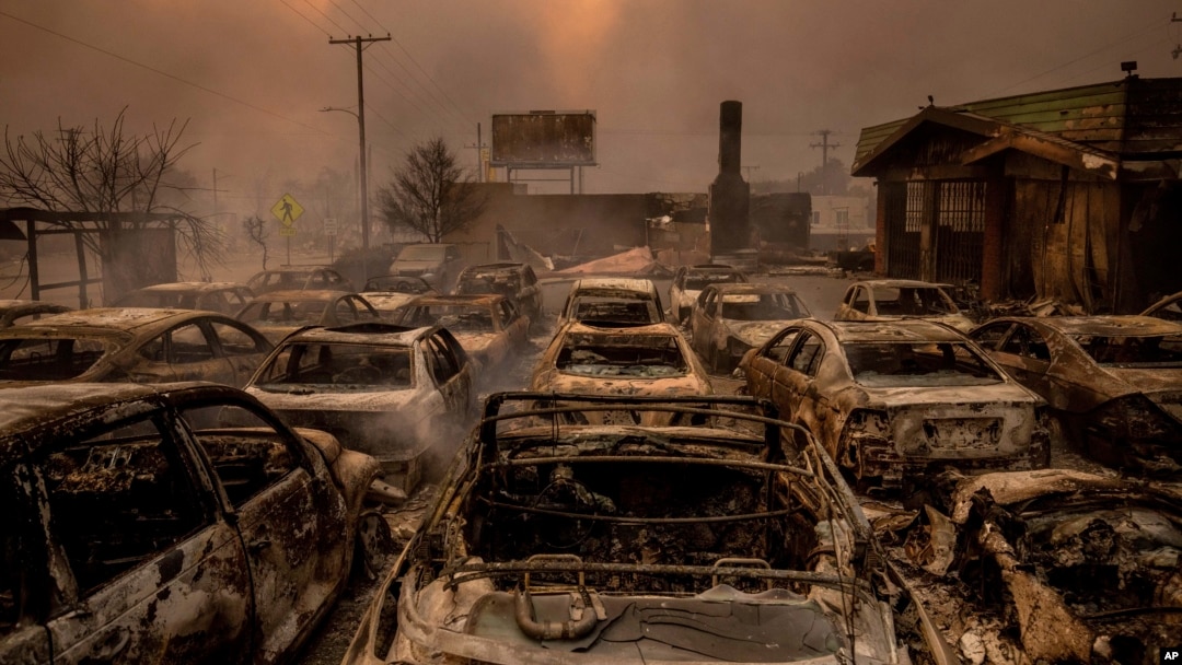 Izgorela vozila u mestu Altadena, 8. januar 2025. (AP Photo/Ethan Swope)