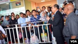 Para TKI yang akan kembali ke Indonesia lewat pelabuhan laut Port Klang di luar kota Kuala Lumpur (foto: dok). 