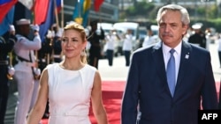 ARCHIVO - El presidente de Argentina, Alberto Fernández, y la primera dama Fabiola Yáñez, caminan por la alfombra roja antes de la ceremonia de apertura de la IX Cumbre de las Américas en el Centro de Convenciones de Los Ángeles en Los Ángeles, California, el 8 de junio de 2018.