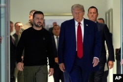 Calon presiden dari Partai Republik, mantan Presiden Donald Trump, bertemu dengan Presiden Ukraina Volodymyr Zelenskyy di Trump Tower, 27 September 2024, di New York. (Foto: AP)