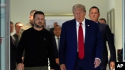 Mantan Presiden AS Donald Trump, yang juga capres dari Partai Republik, bertemu dengan Presiden Ukraina Volodymyr Zelenskyy di Trump Tower, New York, Jumat, 27 September 2024. (Foto: Julia Demaree Nikhinson/AP Photo)