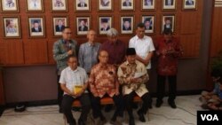 Para anggota Tim Independen atau Tim 9 memberikan keterangan pers soal rekomendasi kepada Presiden Jokowi perihal kisruh KPK-Polri, Rabu 28/1 (foto: VOA/Andylala).